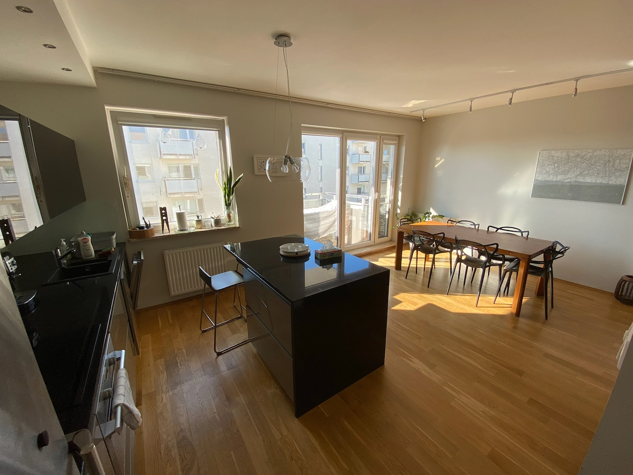 Salon ze scenicznym oświetleniem